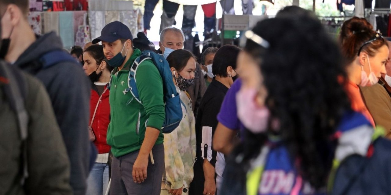 Yüksek Riskli Antalya’nın Kapalı Semt Pazarında Endişelendiren Görüntü