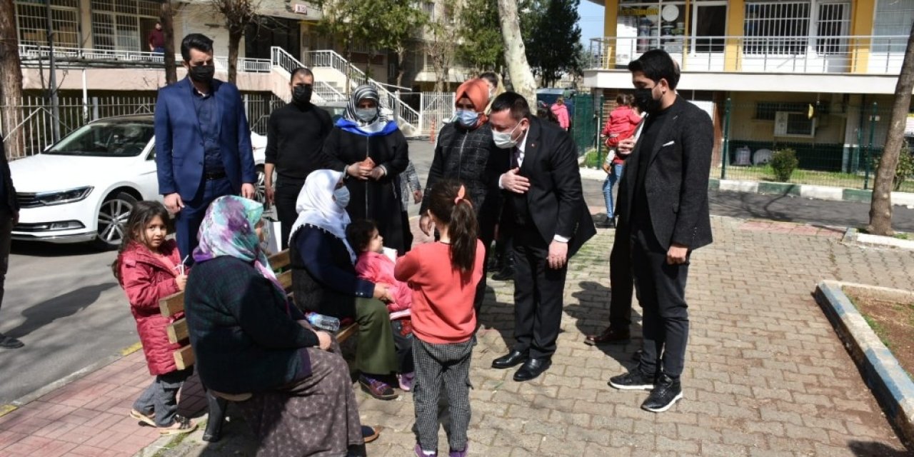 Sorunlara Çözüm İsteyen Yaşlı Vatandaşlara Kendi Telefonunu Verdi