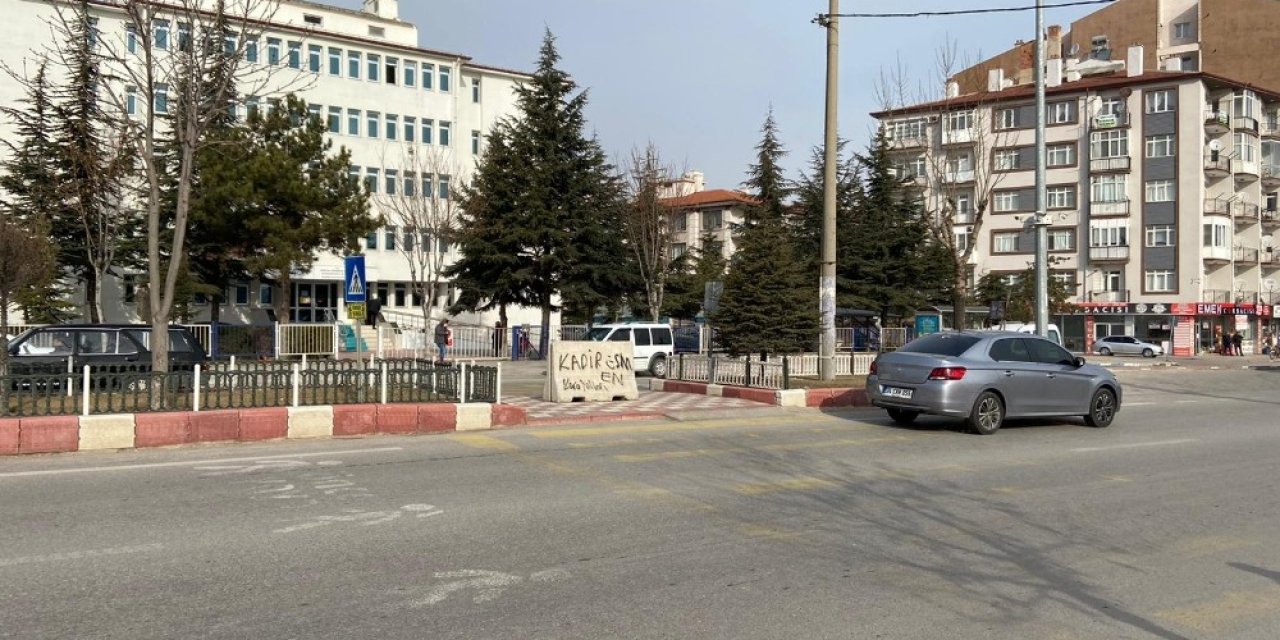 Yaya Yolu Beton Bariyerle Kapatılınca Ortaya Komik Görüntü Çıktı