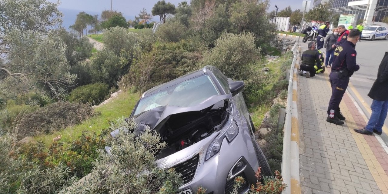 Ehliyetsiz Sürücü Şarampole Uçtu; 2 Yaralı
