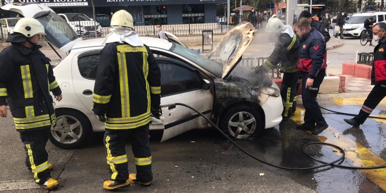 Yanan Aracın Sürücüsü Canını Son Anda Kurtardı
