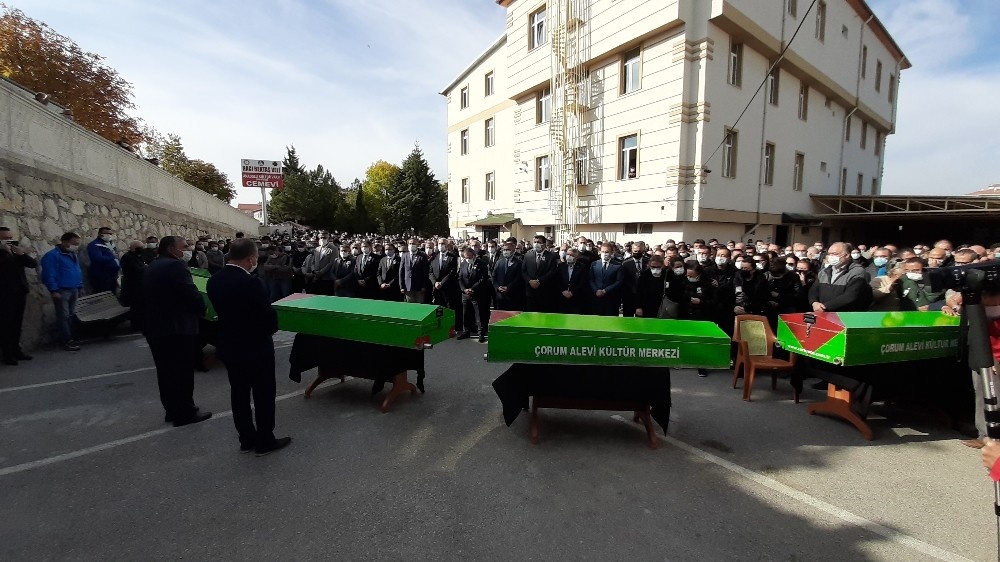 Depremde hayatını kaybeden babaanne ve 4 torunu son yolculuğuna uğurlandı