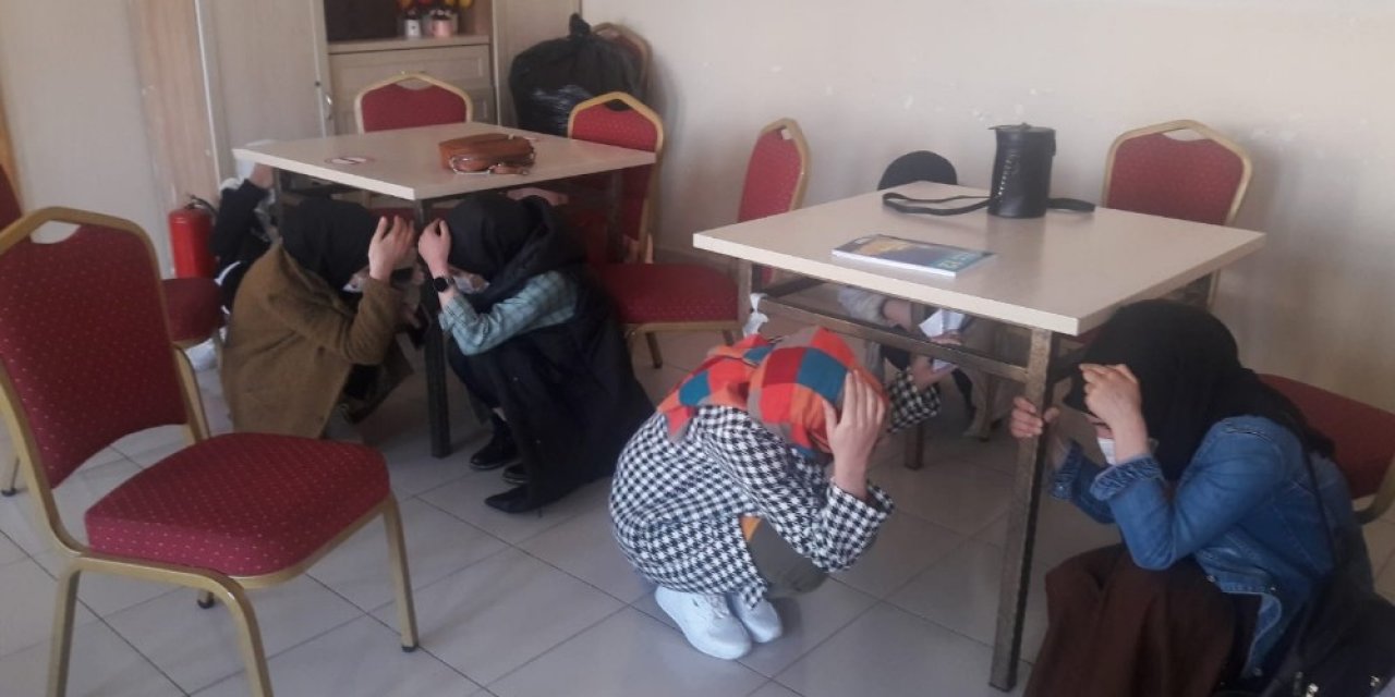 Deprem Tatbikatında Gerçek Depreme Yakalanan Öğrenciler Kamerada