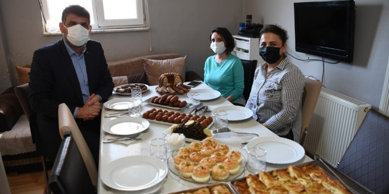 Evini Üretimhaneye Çeviren Ev Hanımı Belediye Başkanını Ağırladı