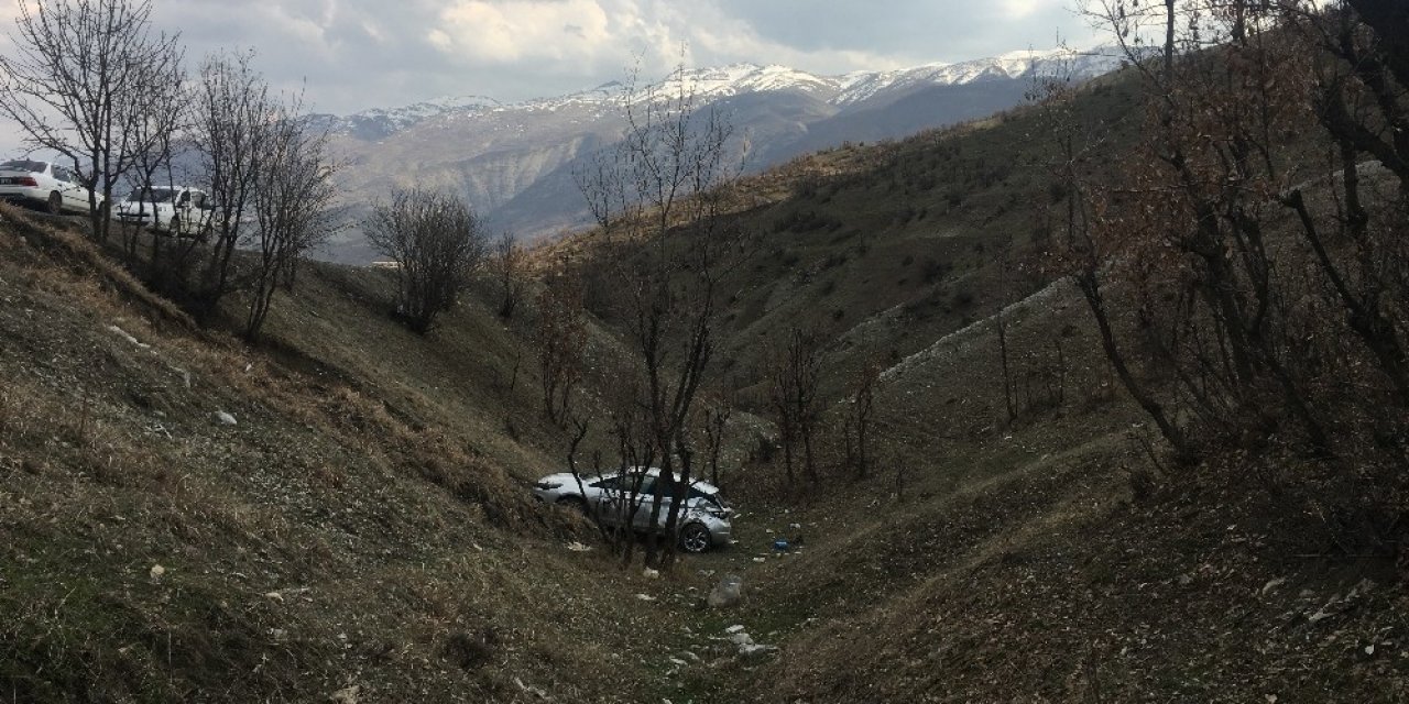 Direksiyon Hakimiyetini Kaybeden Otomobil Şarampole Yuvarlandı
