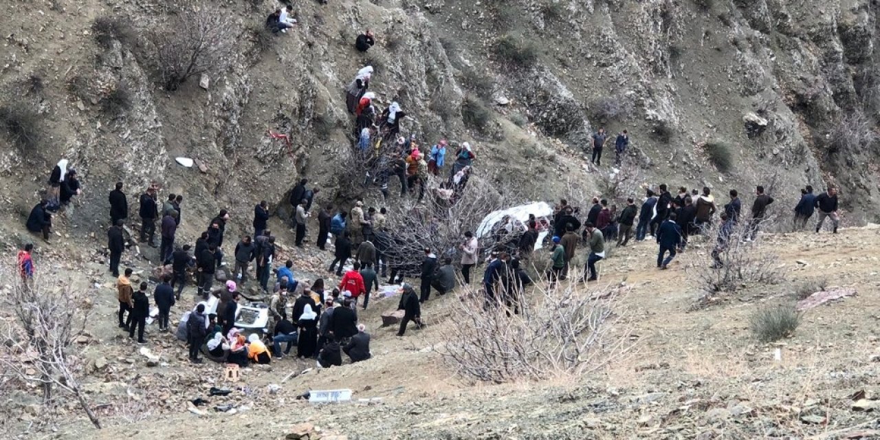 Batman’da Öğrenci Servisi Uçuruma Yuvarlandı: 2 Ölü 24 Yaralı