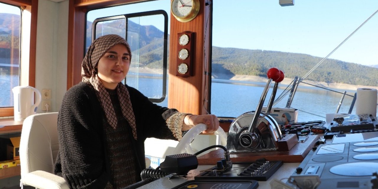 Feribot Kullanan Genç Kız Görenleri Şaşırtıyor