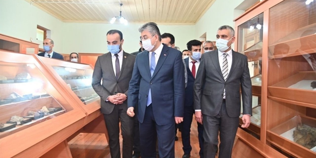 Vali Yılmaz Nostaljik Eğitim Malzemeleri Sergilenen Müzeyi Gezdi