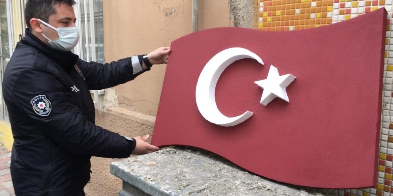 Polisler Türk Bayrağı’nı Yerde Bırakmadı