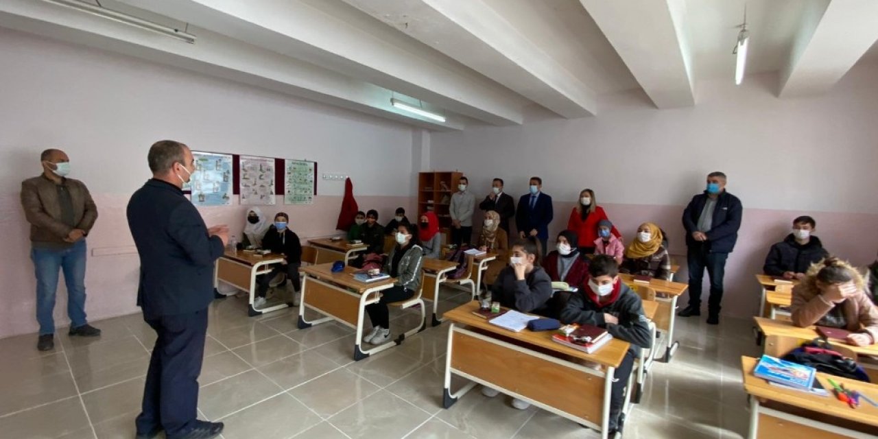 Miraç Kandili Nedeniyle İmam Hatip Ortaokullarında Kur’an-ı Kerim Dağıtıldı
