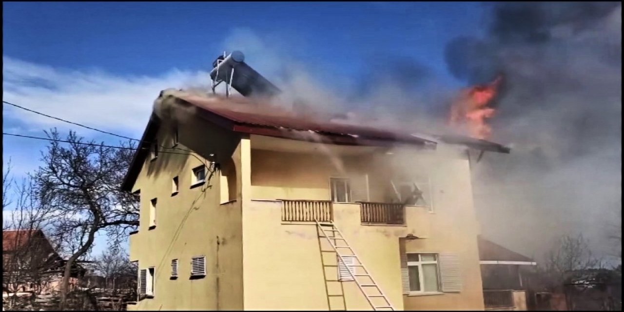 İ̇ki Katlı Evin Çatısında Çıkan Yangın Büyümeden Söndürüldü