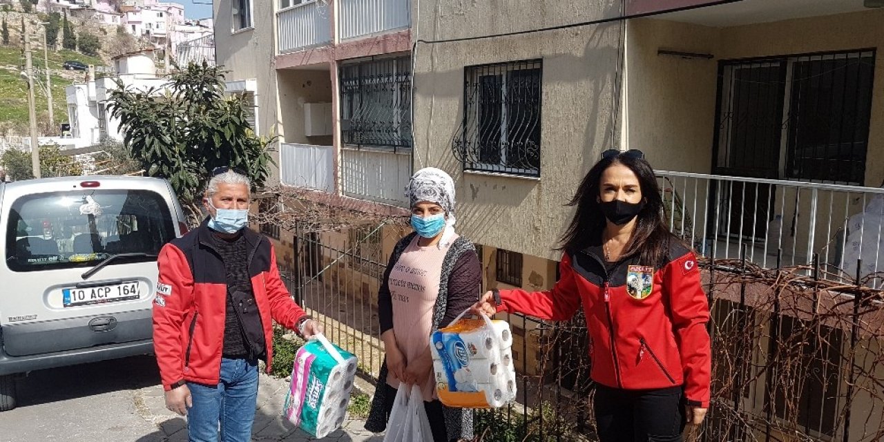 Depremzedelere Yardım Paketleri Teslim Edildi