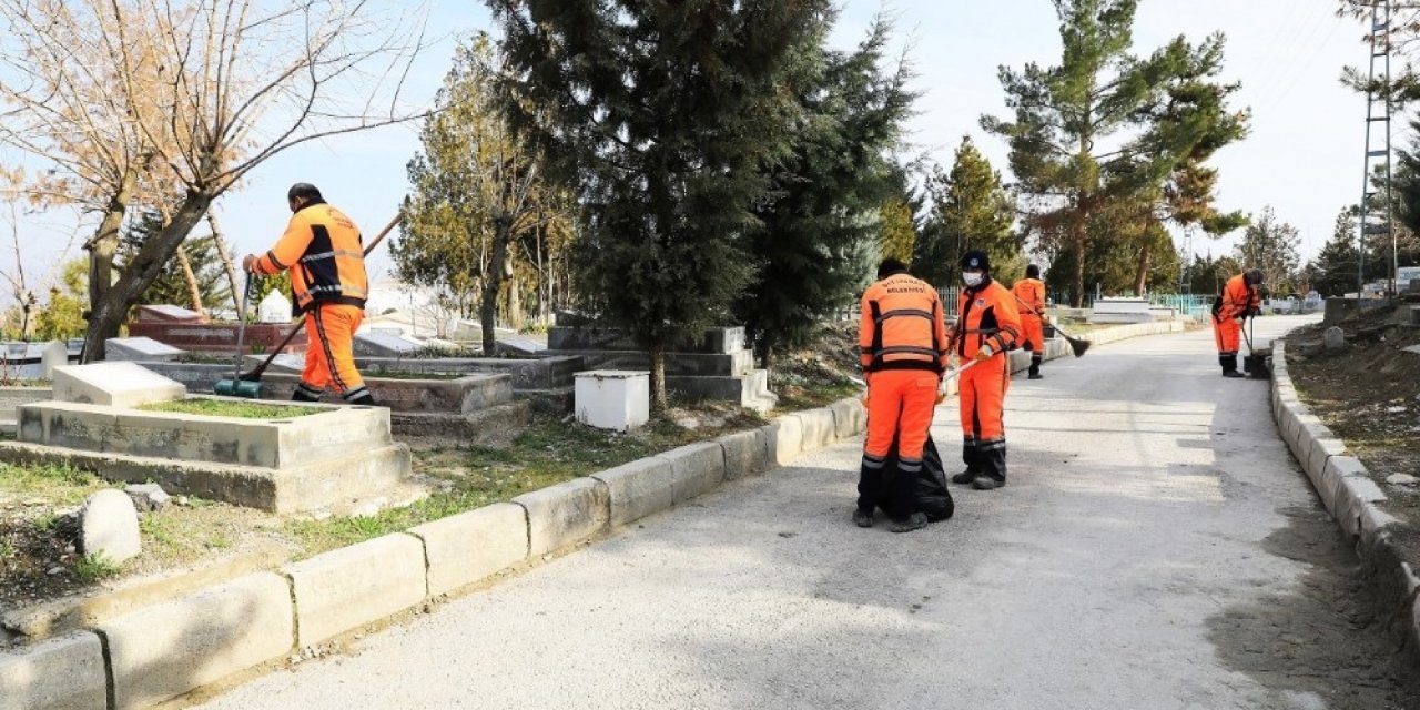 Battalgazi’deki Mezarlıklar Yoğun Bakıma Alındı