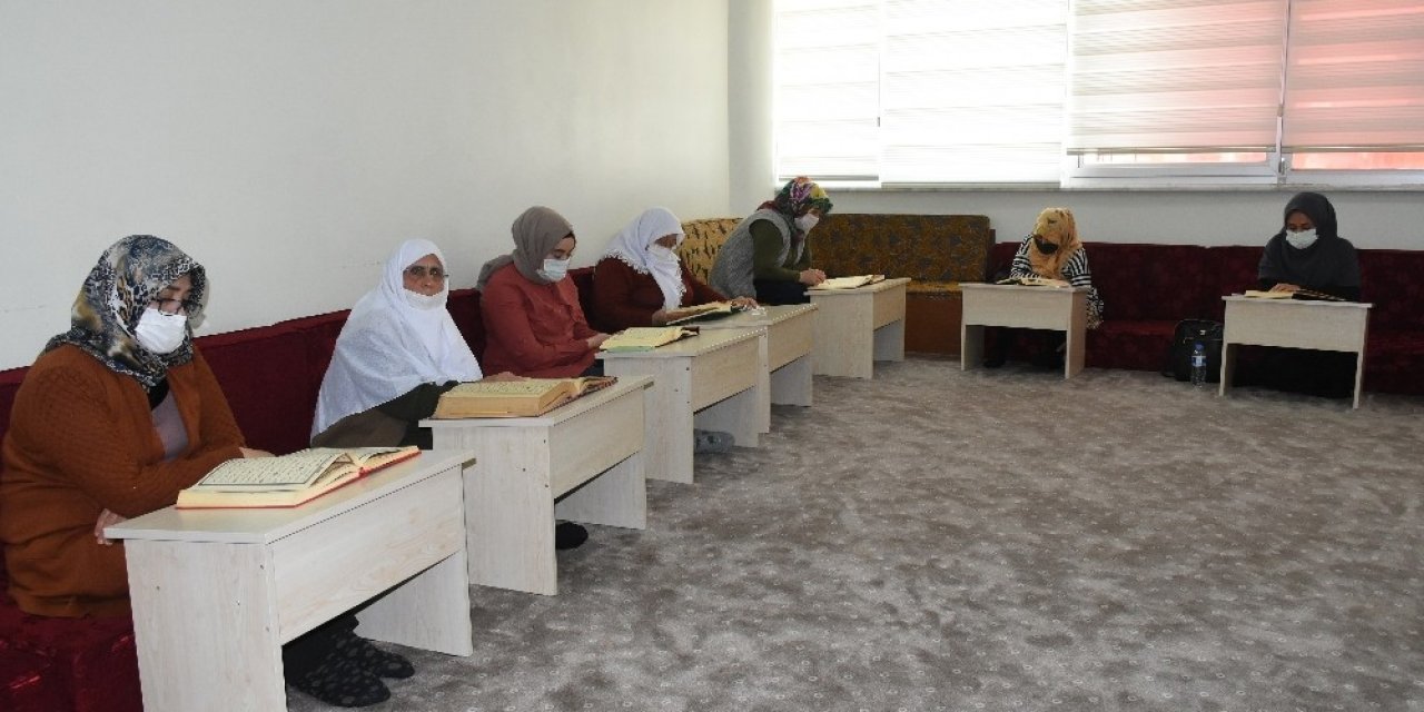 84 Yaşındaki Hamide Nine Şahinbey Belediyesi’nin Kurslarında Kur’an-ı Kerim Öğrendi