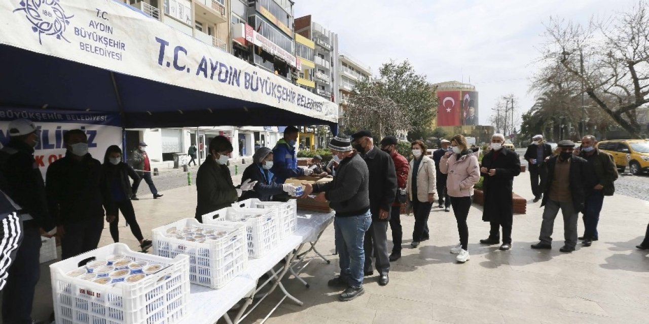 Aydın Büyükşehir Belediyesi Miraç Kandili Dolayısıyla Vatandaşlara Helva Dağıttı