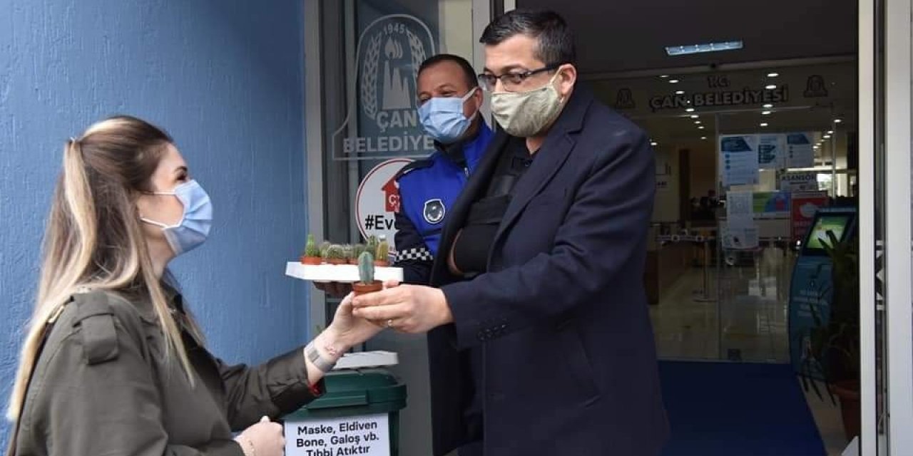 Başkan Öz, Kadın Personelleri Çiçekle Karşıladı