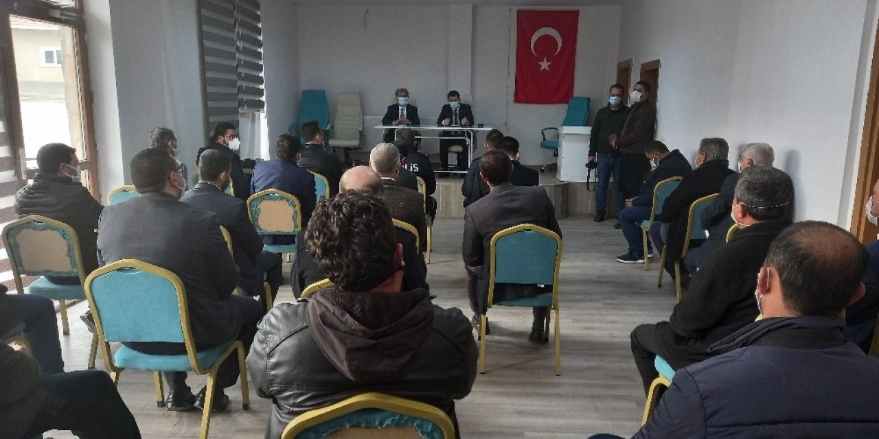 Günyüzü İlçesinde 1 Yıl Aradan Sonra Muhtarlar Ve Daire Amirleri Toplantısı Yapıldı