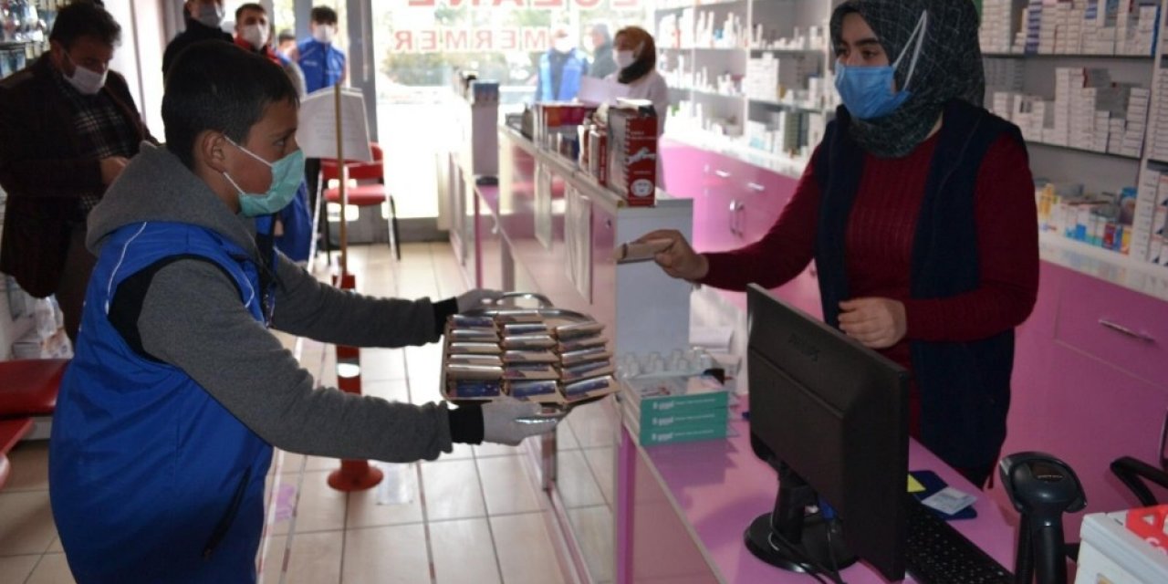 Kandilde Vatandaşlara Lokum İkram Edildi