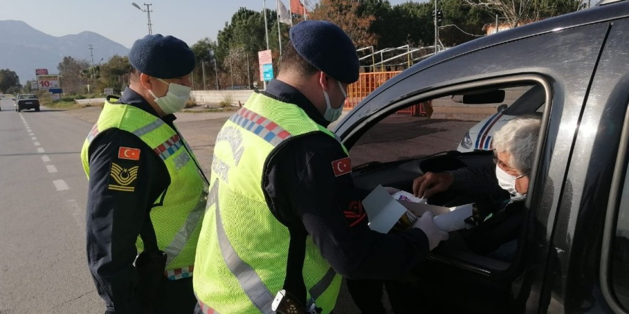 Jandarma Denetlediği Sürücülere Kandil Simidi İkram Etti
