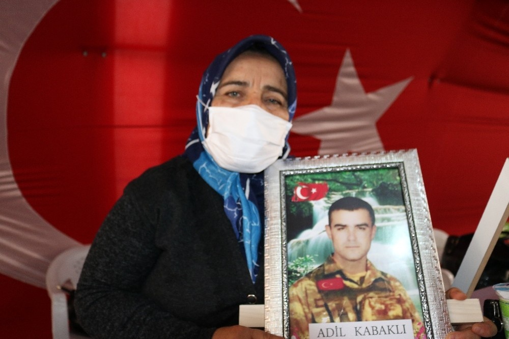 HDP önünde evlat nöbetine devam eden Cennet Kabaklı: "Oğlumu almadan gitmeyeceğim"