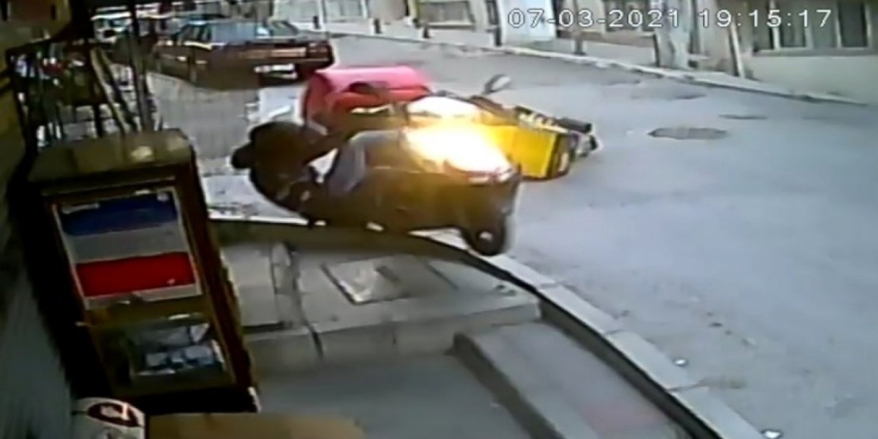 Kuryelerin Feci Kazası Kamerada: Kaskla Hayatta Kaldılar