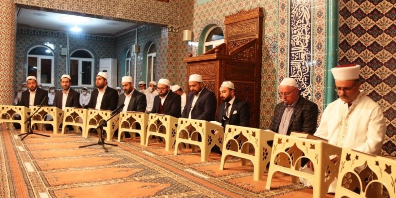 Bitlis’te Miraç Kandili’nde Eller Semaya Açıldı