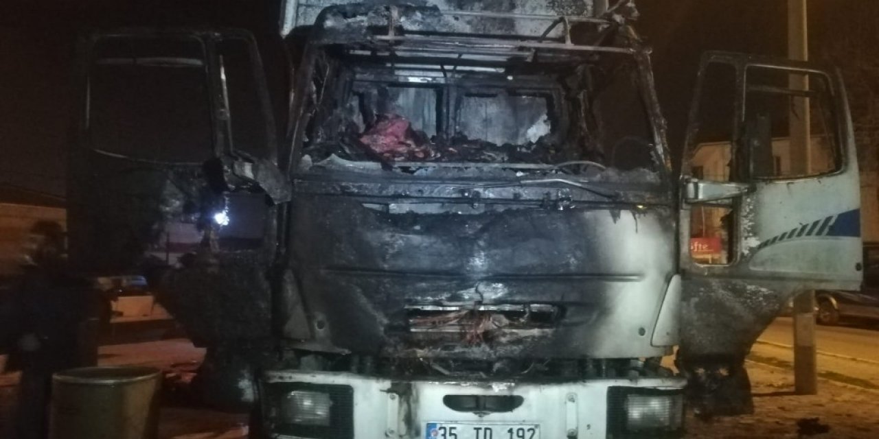 İ̇zmir’de Kamyondan Çıkan Yangın Yanında Bulunan Araca Da Sıçradı