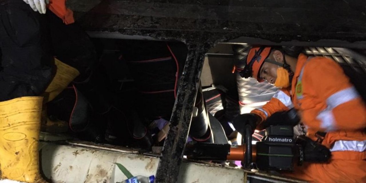 Endonezya’da Otobüs Vadiye Uçtu: 27 Ölü