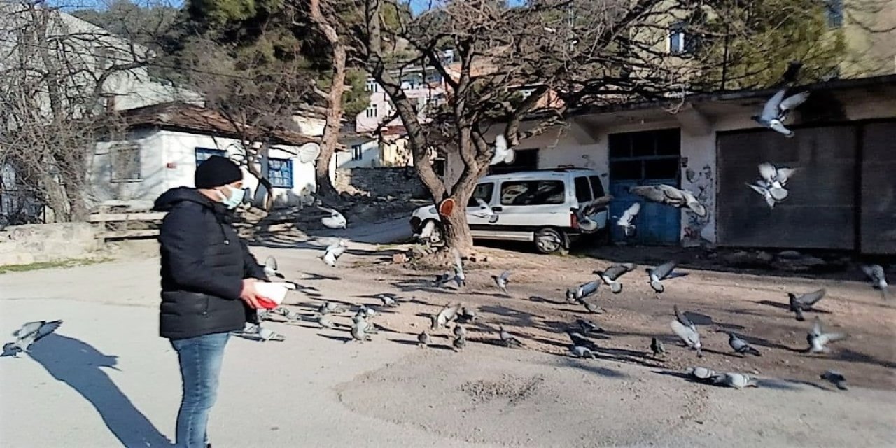 Babaannesinin Emanetlerine Gözü Gibi Bakıyor