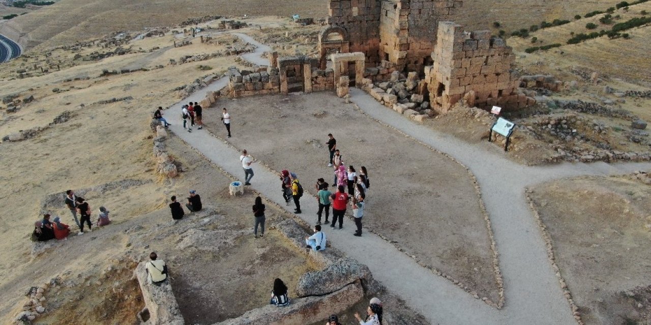 Yasaklar Kalktı Zerzevan Kalesi 7 Günde 5 Bin Ziyaretçi Ağırladı
