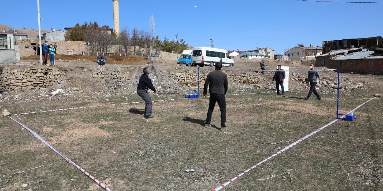Köylülerin Badminton Heyecanı