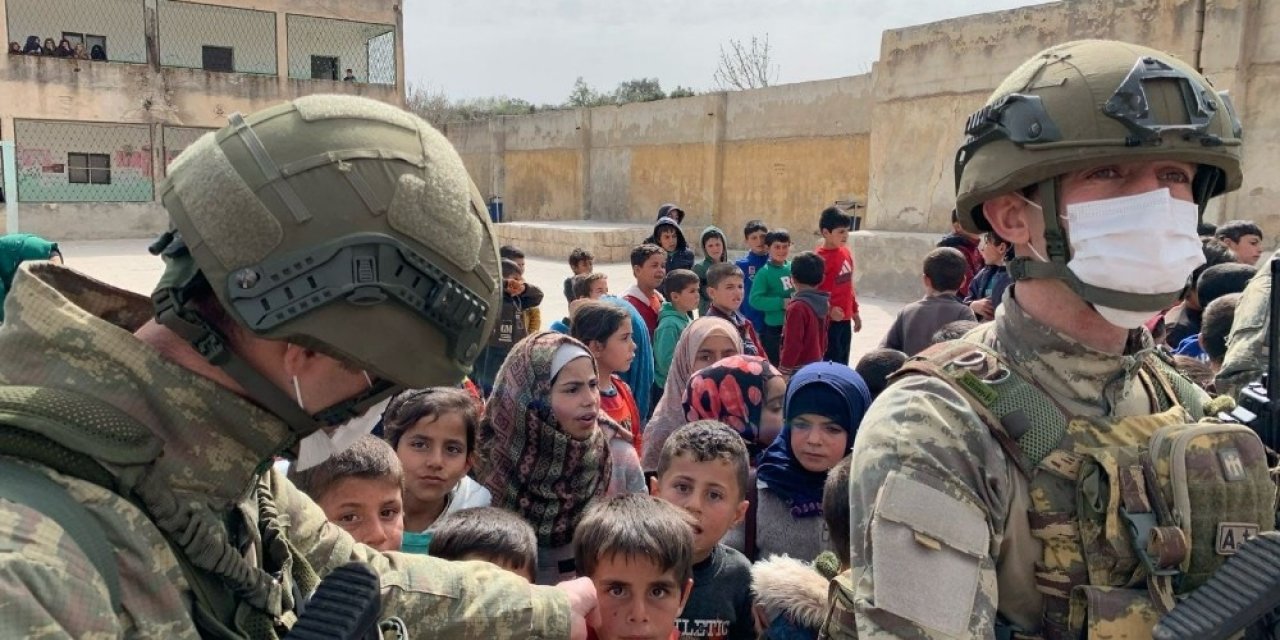Suriyeli Çocukların Yüzünü Güldürdüler