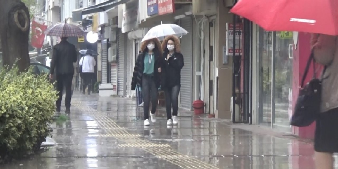 İ̇zmir Güne Yağışla Başladı