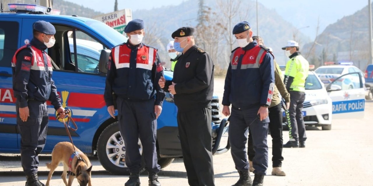 Jandarmadan Hem Denetim Hem De Kadınlara Karanfil