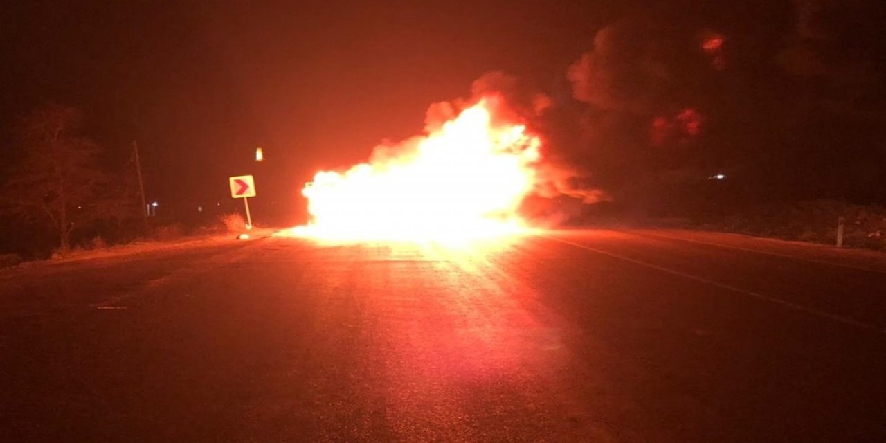 Seyir Halindeki Kamyonet Böyle Yandı