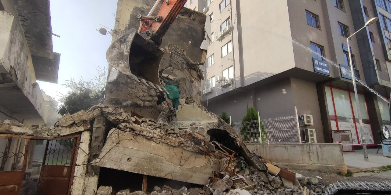 Mersin’de 3 Katlı Metruk Bina Kontrollü Şekilde Yıkıldı