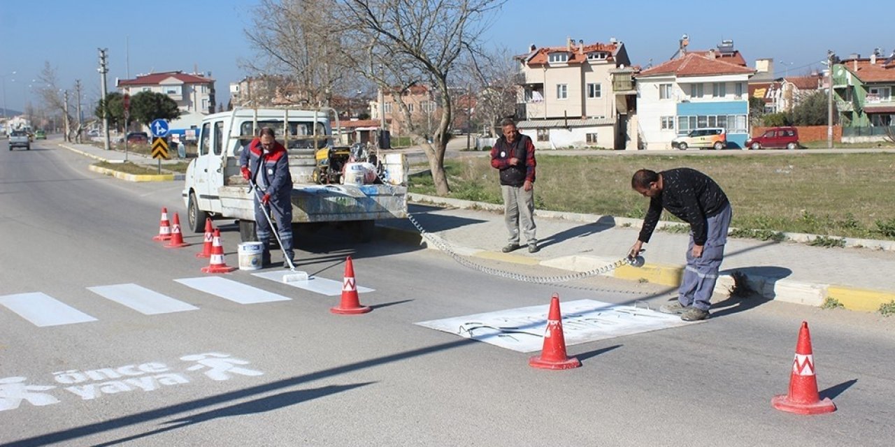 Burhaniye’de Yaya Geçitleri Boyanıyor