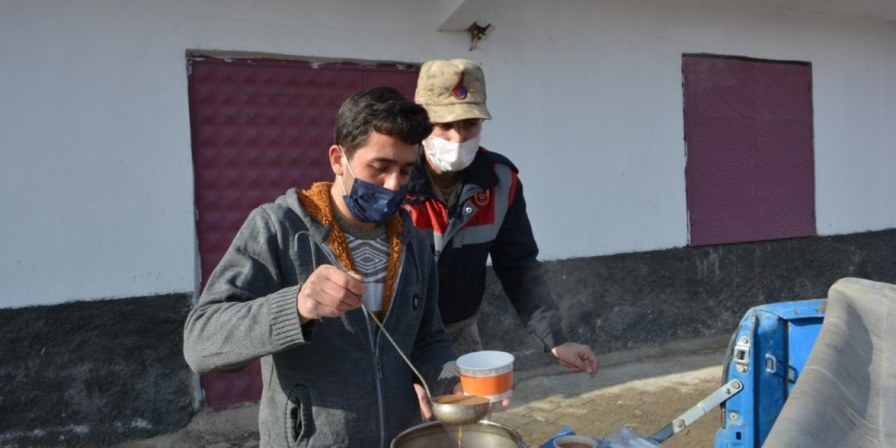 Kolluk Kuvvetlerine Her Gün Sıcak Çorba İkram Ediyor