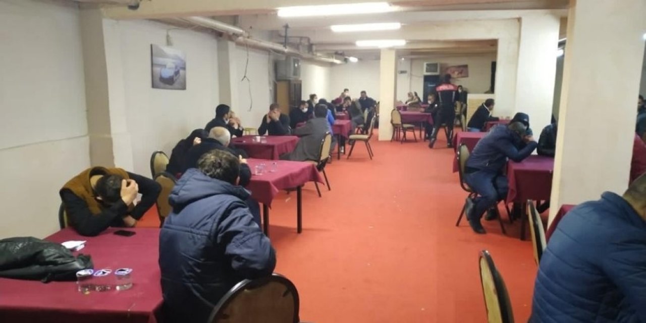 Mühürlü Dernek Binasında Kumar Oynayan 38 Kişiye 119 Bin 700 Tl Ceza