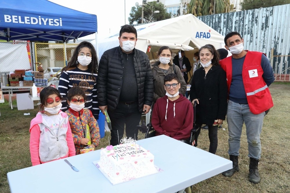 Çadır kentte umut dolu doğum günü sürprizi