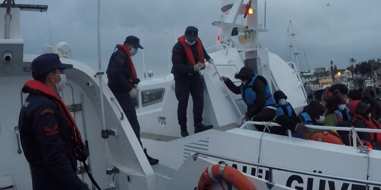 Botları Batarken Sahil Güvenlik Kurtardı