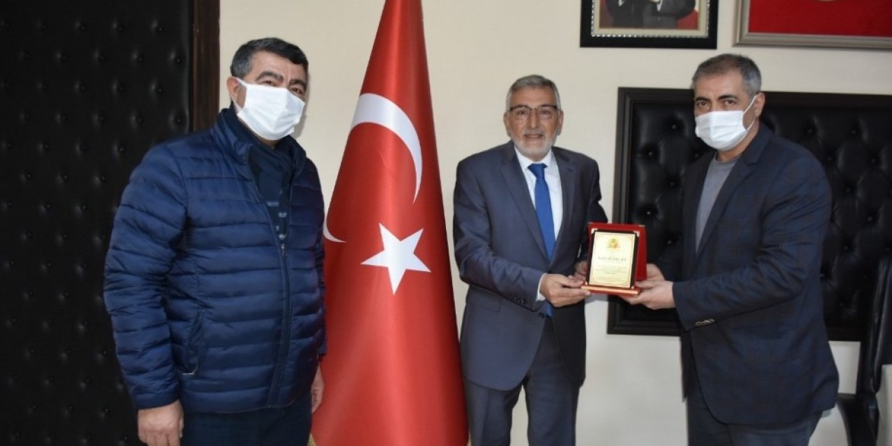 Başkan Bozkurt’a Teşekkür Plaketi