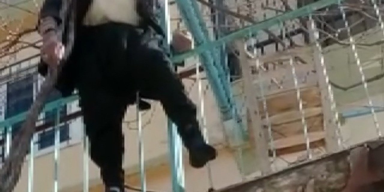Yaşlı Adam Çıktığı Ağaçta Asılı Kaldı
