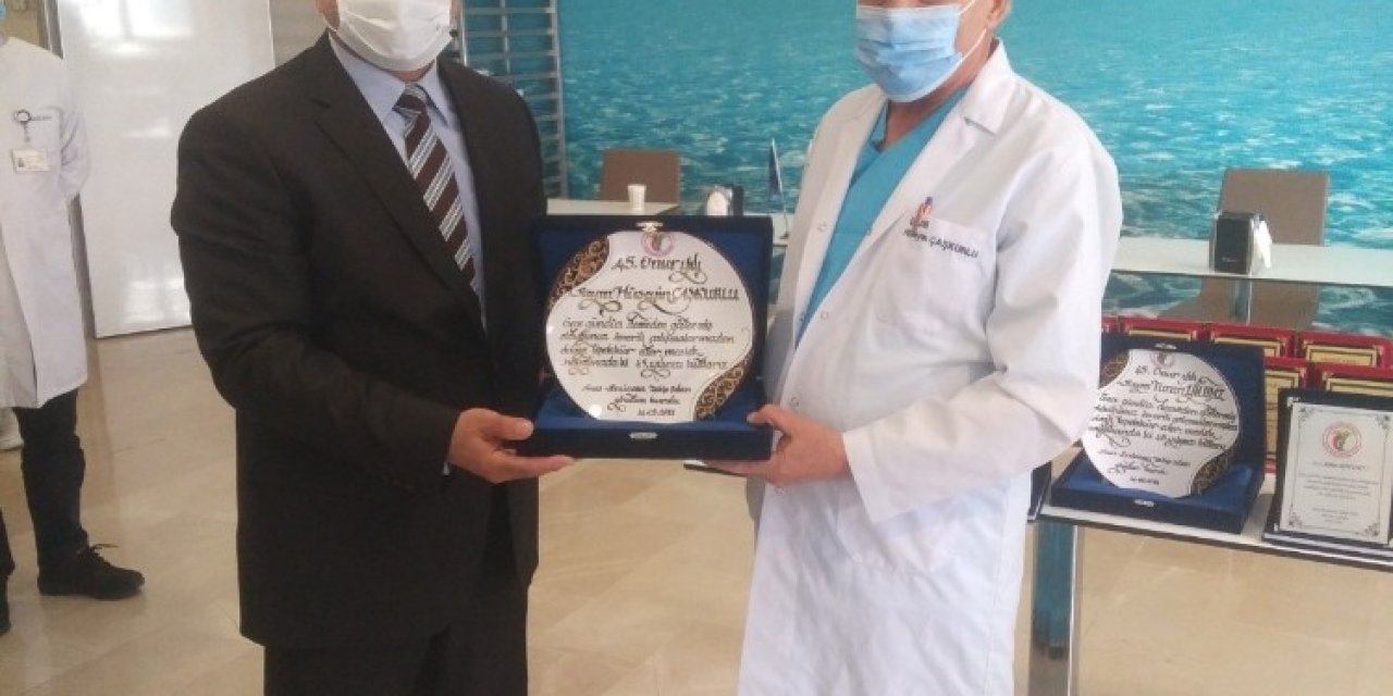 Mesleğe Yıllarını Veren Doktorlara Plaket
