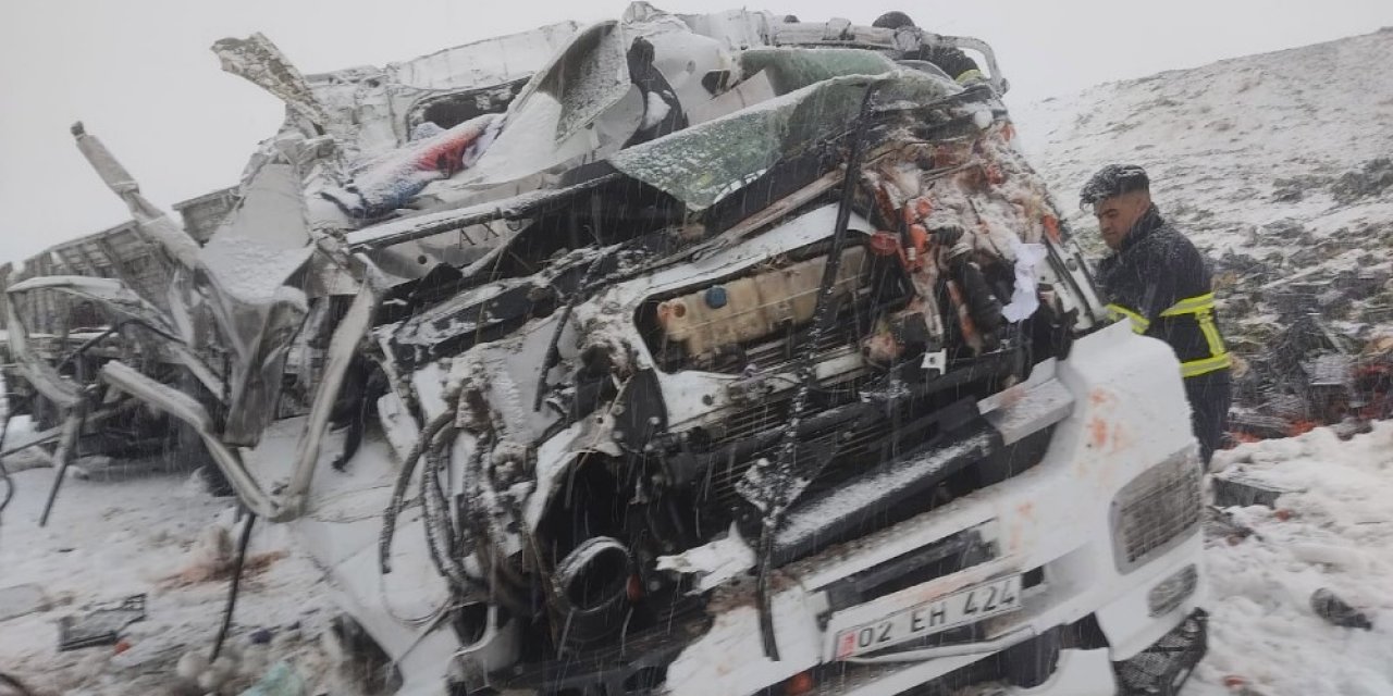 Ağrı’da Tır Şarampole Devrildi: 2 Ölü