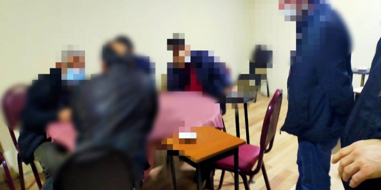 Kapalı Olması Gereken Kıraathanede 28 Kişi Yakalandı