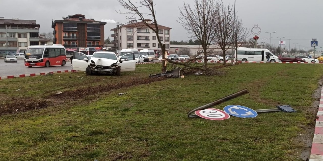Refüje Çıkan Otomobil Ağaçları Parçalayarak Durabildi