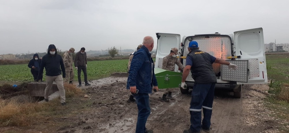Öldürdüğü arkadaşlarıyla fotoğraf çektirmiş