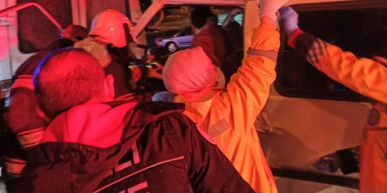 Park Halindeki Minibüse Çarptı, 2 Kişi Yaralandı