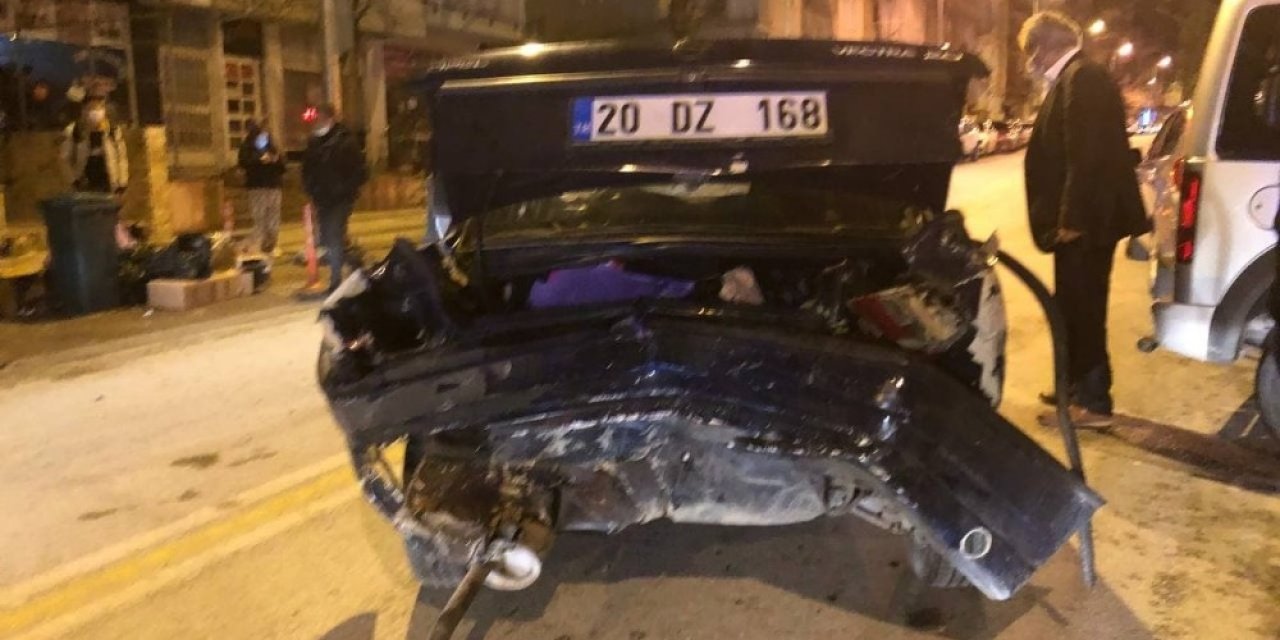 Köpeği Ezmemek İçin Kaldırımdaki Otomobillere Çarptı